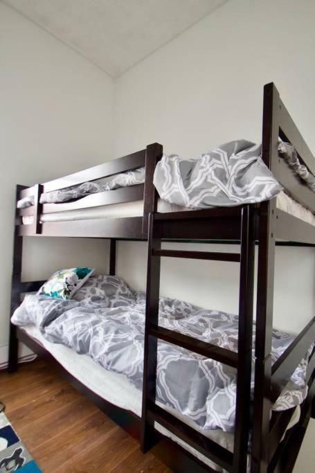The Parkdale Hostellerie تورونتو أسرّة بيت الشباب الصورة